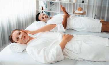 Kaplıca salonunun sakin, modern gündüz atmosferi, birkaç müşteri yüz maskesi takarak kendini yenilemeye çalışıyor. Yüz bakımı ve güzellik kozmetolojisi prosedürü. Sessiz.