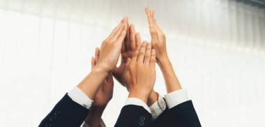 Ofis çalışanlarının el ele dizilmesi başarılı bir iş ortaklığı grubunu ve panoramik pankartta kamu işyerinde güçlü bir birlik takım çalışmasını sembolize ediyor. Kurnaz.