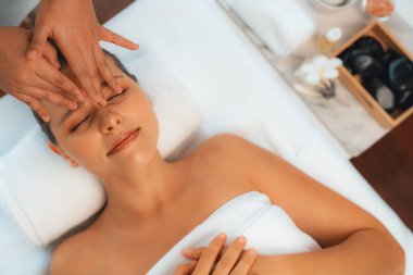 Panorama 'da kadınların stres önleyici kafa masajından ve lüks tatil beldesi veya otel spa salonundaki modern ışık ortamında yüz güzelliği eğlencelerini şımartmaktan hoşlandığı bir manzara var. Sessiz.