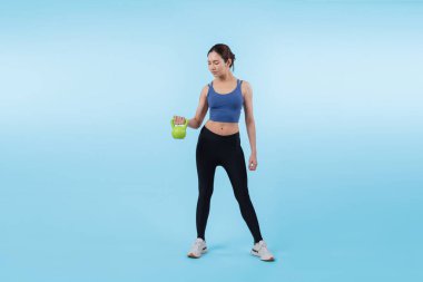 Dinç, enerjik bir kadın izole edilmiş arka planda ağırlık kaldırma egzersizi yapıyor. Genç atletik Asyalı kadın dayanıklılığı ve dayanıklılık eğitimi rutin vücut egzersizi..