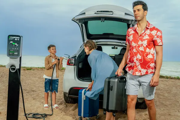 Liburan Keluarga Bepergian Melalui Pantai Dengan Mobil Listrik Keluarga Yang — Stok Foto