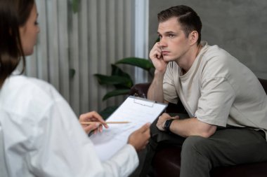 Stresli ve depresif bir hasta zihinsel hastalığı ve depresyonu olan psikiyatristten terapi sırasında yardım istiyor. Akıl sağlığı ve tıbbi bakım konsepti. Açılıyor