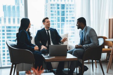 Yatırım hakkında konuşan çeşitli yönetici yatırımcılar grubu. İş planı, istatistik ve pazarlama stratejilerini tartışan profesyonel iş ekibi. Süslü.