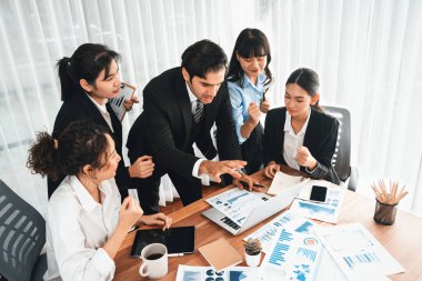 Ofis masasındaki finansal veri raporlarını analiz eden çeşitli bir grup iş analisti. Stratejik pazarlama planlaması için iş zekası analizi çizelgesi ve grafiği.