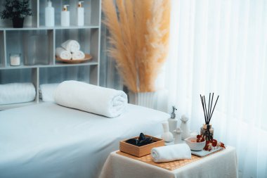 Lüks spa merkezindeki kaplıca masasında güzellik ve güzellik salonu aksesuarları. Spa masajı ve eğlence arka planı konsepti. Sessiz.