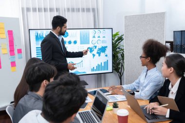 Pazarlama stratejisi için modern toplantıda veri analizi paneli ekranında sunan bir işadamı. Bir grup iş adamıyla konferans odasında iş sunumu. Uyum