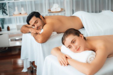 Kafkas çift müşterisi stres önleyici spa masajının keyfini çıkarıyor ve lüks otel veya oteldeki gündüz açık hava ortamında güzellik teniyle eğleniyor. Sessiz.