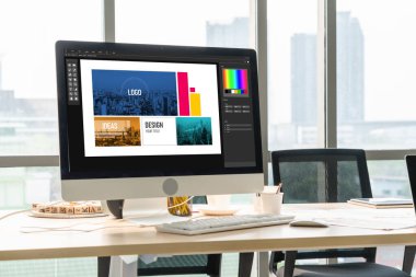 Web sayfasının modern tasarımı ve bilgisayar ekranında gösterilen ticari reklamlar için grafiksel tasarımcı yazılımı