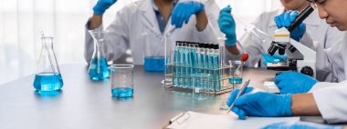 Kendini adamış bir grup bilim adamı kimyasal deneyler ve tıp laboratuarında aşı ilacı veya antibiyotiği geliştirmek için çığır açan bir araştırma yürütüyorlar. İlaç ve biyokimya laboratuvarı. Neoterik