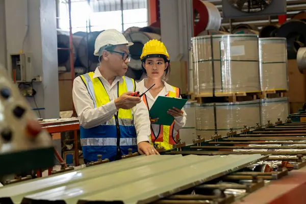 Factory Engineer Manager Collaborate Coworker Conduct Quality Control Metal Sheet — Stock Photo, Image