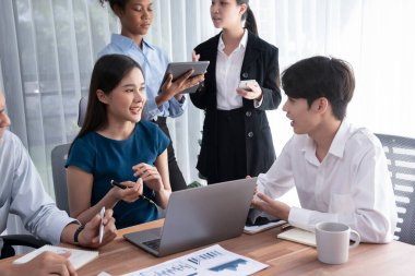 Çok ırklı analist ekibi toplantı masasındaki mali raporu analiz etmek için BI gösterge tablosunu kullanıyor. Çeşitli iş adamlarından oluşan bir grup, FIntech 'in veri analizini başarılı iş pazarlaması için kullanır. Uyum