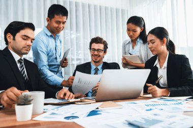 Ofis masasındaki finansal veri raporlarını analiz eden çeşitli bir grup iş analisti. Stratejik pazarlama planlaması için iş zekası analizi çizelgesi ve grafiği.