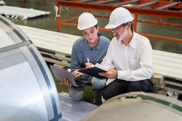 Metalwork Manufacturing Factory Manager Inspect Newly Manufactured Metal Steel Roll — Stock Photo, Image
