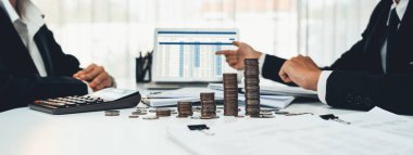 Kurumsal muhasebeci, vergi iadelerini hesaplamak ve maksimuma çıkarmak için dizüstü bilgisayar üzerinde muhasebe yazılımı kullanır ve Panorama 'daki iş yatırım yığını madeni para konseptiyle finansal performansı artırır. Kurnaz.