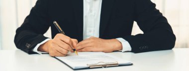 Şirket avukatının ya da hukuk bürosundaki avukat servisinin yardımıyla balyayla ilgili sözleşme imzalama belgesi. İşletme yatırımı ve yasal işlemlerin tamamlanması. Kurnaz.