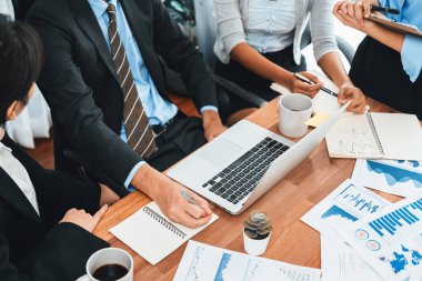 Ofis masasındaki finansal veri raporlarını analiz eden çeşitli bir grup iş analisti. Stratejik pazarlama planlaması için iş zekası analizi çizelgesi ve grafiği.