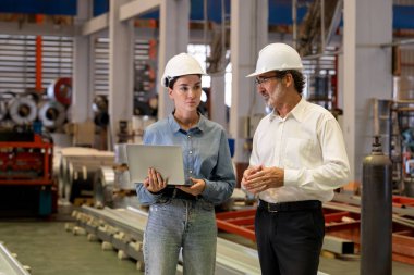 Fabrika müdürü ya da yöneticisi metal fabrikası turuna çıkıyor ve mühendislik denetçisi olarak ağır çelik endüstriyel makine gösterisi liderlik kalitesini denetliyor. Örnek gösteriliyor