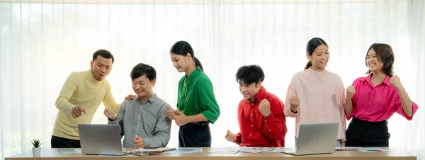 Gelukkig Jong Creatief Business Team Vieren Hun Succes Samen Aan — Stockfoto