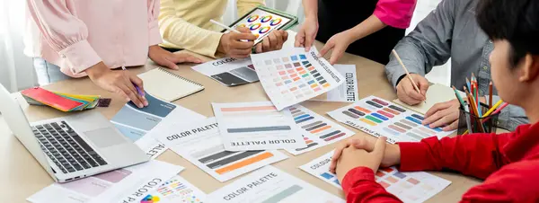 Architetto Professionista Progettista Team Brainstorming Sulla Selezione Dei Colori Mentre — Foto Stock