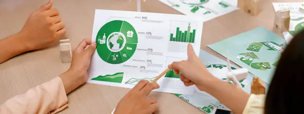 Profesjonalny Biznesmen Zainteresowany Inwestowaniem Zielone Firmy Gdy Widzi Rosnący Wykres — Zdjęcie stockowe