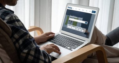 Çevrimiçi otel konaklama rezervasyon sitesi mod rezervasyon sistemi sağlar. Seyahat teknolojisi kavramı .