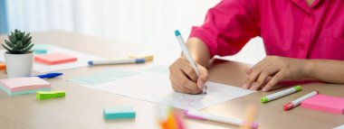 Profesyonel iş kadını iş dünyasının zihin haritasını çiziyor. Yaratıcı kadın girişim lideri, fikir üretmek için kalem ve yapışkan notlar kullanarak pazarlama planları hazırlıyor. - Yakın çekim. Eline odaklan. Değiştirilmiş.