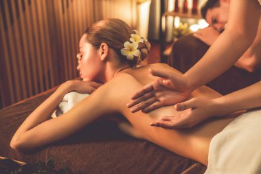 Kafkas çift müşterileri stres önleyici spa masajının keyfini çıkarıyorlar ve lüks otel veya otellerde sıcak mum ışığında güzellik derisi eğlenceleriyle şımartıyorlar. Sessiz.