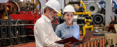Metal üretim fabrikası yöneticisi endüstriyel çelik makinelerini denetlerken ve denetlerken aynı zamanda metal madde ürünleri için kalite kontrol sürecini geliştirirken. Örnek Panorama