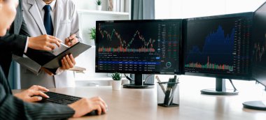 Profesyonel borsacı, finansal yatırım için yetenekli bir iş kadınına büyüme grafiği ile ilgili hisse senedi sundu. Hisse senedi. Hisse senedi. Borsa konsepti. Filizlenen..