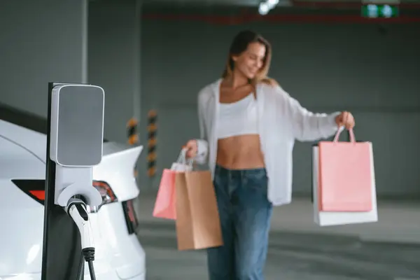 Genç Bir Kadın Elektrikli Arabasıyla Alışveriş Merkezinin Otoparkına Gidiyor Şehir — Stok fotoğraf