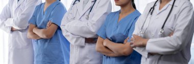 Doktor hemşire ve sağlık uzmanlarından oluşan kendine güvenen tıbbi ekip hastane ya da klinikteki uzmanlar. Panoramik pankartta tıbbi ve sağlık hizmetleri topluluğu. Neoterik