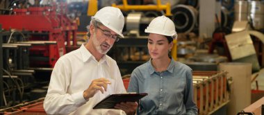 Metal üretim fabrikası yöneticisi endüstriyel çelik makinelerini denetlerken ve denetlerken aynı zamanda metal madde ürünleri için kalite kontrol sürecini geliştirirken. Örnek Panorama