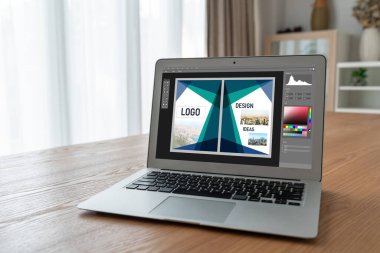 Web sayfasının modern tasarımı ve bilgisayar ekranında gösterilen ticari reklamlar için grafiksel tasarımcı yazılımı