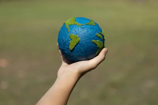 Unga Pojkar Hand Hålla Planeten Jorden Jordklotet Naturlig Park Bakgrund — Stockfoto