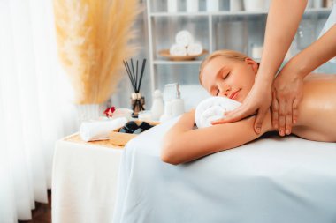 Kafkasyalı kadın müşteri stres önleyici spa masajının keyfini çıkarıyor ve lüks otel ya da oteldeki gündüz açık ortam güzellik salonunda güzellik teniyle eğleniyor. Sessiz.