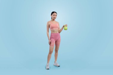 Dinç, enerjik bir kadın izole edilmiş arka planda ağırlık kaldırma egzersizi yapıyor. Genç atletik Asyalı kadın dayanıklılığı ve dayanıklılık eğitimi rutin vücut egzersizi..