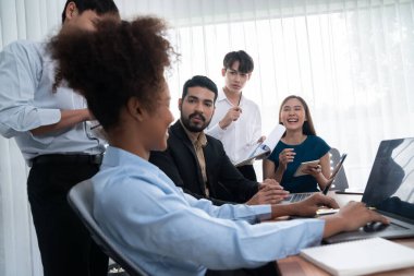 Mutlu iş adamları birlikte çalışır, şirket ofisinde tartışırlar. Profesyonel ve çeşitlilik takım çalışması iş planını bilgisayarda tartışır. Modern çok kültürlü ofis çalışanı. Uyum