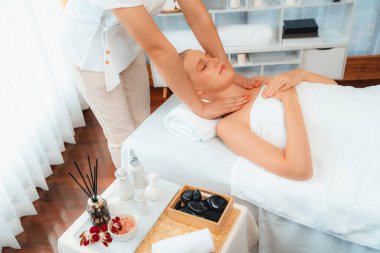 Kafkasyalı kadın müşteri stres önleyici spa masajının keyfini çıkarıyor ve lüks otel ya da oteldeki gündüz açık ortam güzellik salonunda güzellik teniyle eğleniyor. Sessiz.
