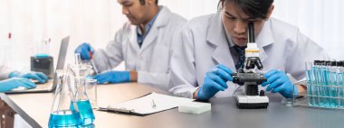 Kendini adamış bir grup bilim adamı kimyasal deneyler ve tıp laboratuarında aşı ilacı veya antibiyotiği geliştirmek için çığır açan bir araştırma yürütüyorlar. İlaç ve biyokimya laboratuvarı. Neoterik