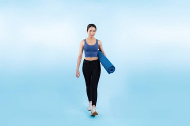 Spor kıyafetleriyle spor minderiyle genç ve çekici Asyalı kadın portresi. Sağlıklı egzersiz ve rutin yaşam tarzı konsepti. Stüdyo çekimi izole edildi. Kuvvetli
