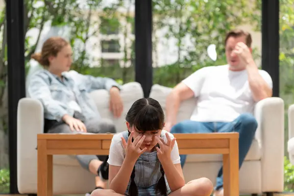 Stresli Mutsuz Bir Genç Kız Oturma Odasında Ebeveyninin Tartışması Yüzünden — Stok fotoğraf