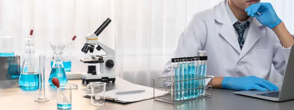 Científico Llevar Cabo Experimentos Químicos Investigación Laboratorio Médico Como Desarrollo — Foto de Stock