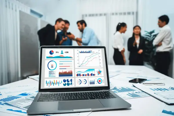 Fintech 대시보드의 데이터베이스는 비즈니스 마케팅 계획에 통찰력을 분석하는 비즈니스 사람들과 — 스톡 사진