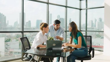 Yetenekli iş adamlarından oluşan bir grup pazarlama planı hakkında fikir paylaşıyor. Profesyonel iş ekibi birlikte çalışıyor, tartışıyorlar, toplantı masasında dizüstü bilgisayarla konuşuyorlar, şehir manzaralı belgeler hazırlıyorlar. İzleme