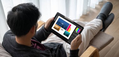 Web sayfasının modern tasarımı ve bilgisayar ekranında gösterilen ticari reklamlar için grafiksel tasarımcı yazılımı