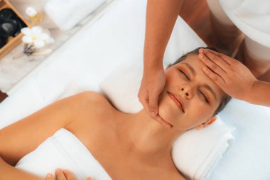 Panorama 'da kadınların stres önleyici kafa masajından ve lüks tatil beldesi veya otel spa salonundaki modern ışık ortamında yüz güzelliği eğlencelerini şımartmaktan hoşlandığı bir manzara var. Sessiz.