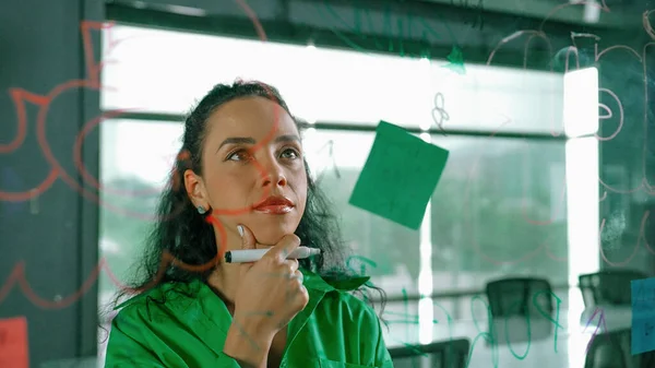 Ung Latinamerikansk Anställd Skriver Färgglada Klibbiga Anteckningar Smart Affärskvinna Dela — Stockfoto