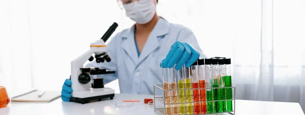 Chercheur Laboratoire Développer Nouveaux Médicaments Guérir Aide Liquide Chimique Coloré — Photo