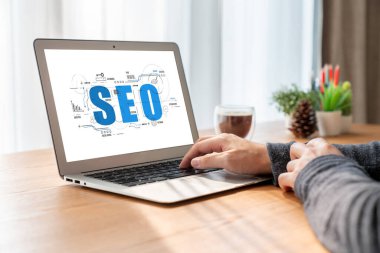 Model e-ticaret için SEO arama motoru optimizasyonu ve bilgisayar ekranında gösterilen çevrimiçi perakende işi