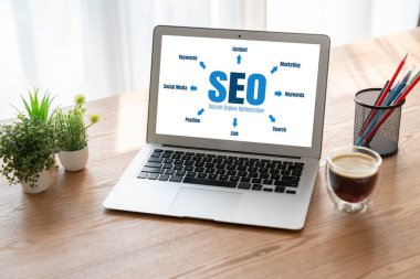 Model e-ticaret için SEO arama motoru optimizasyonu ve bilgisayar ekranında gösterilen çevrimiçi perakende işi